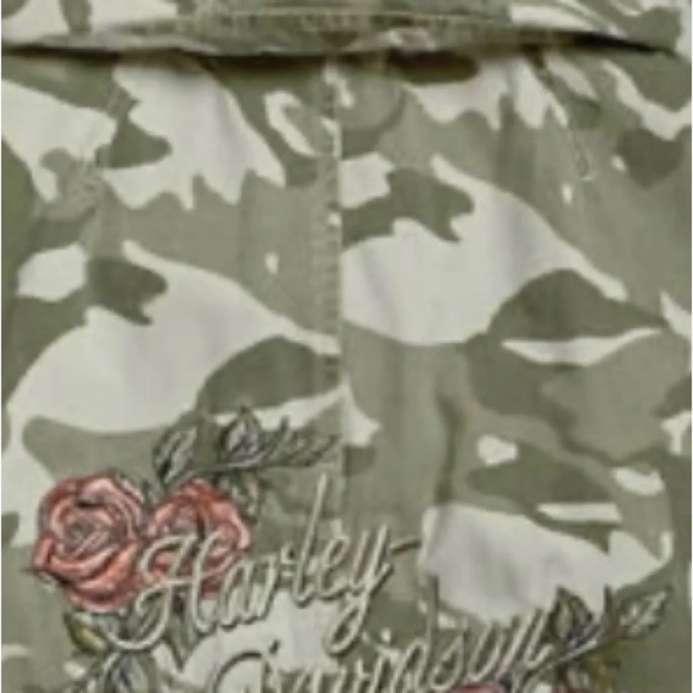 Harley Davidson Women’s utility jacket featuring camo/rose details Sz M - Picture 2 of 8